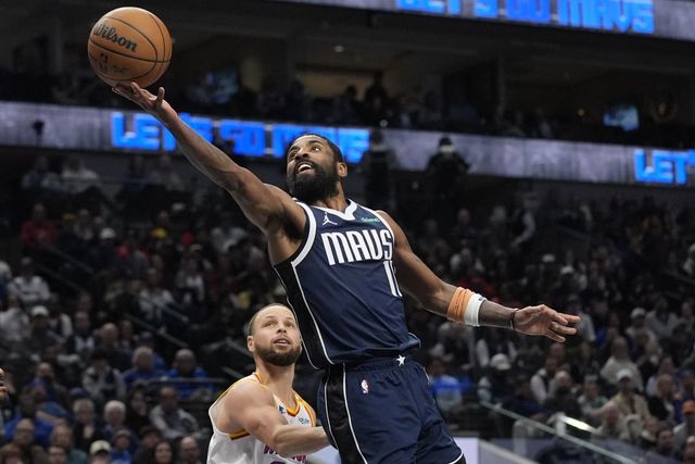 댈러스 카이리 어빙(앞)이 13일(한국시간) 미국 텍사스주 댈러스 아메리칸 에어라인스 센터에서 열린 2024~2025 미국 프로농구(NBA) 정규리그 골든스테이트 워리어스와 홈경기에서 스테판 커리의 수비를 피해 골밑 슛을 시도하고 있다. 어빙은 42득점 원맨쇼로 골든스테이트를 111-107로 격파했다. 댈러스(미 텍사스주)｜AP뉴시스