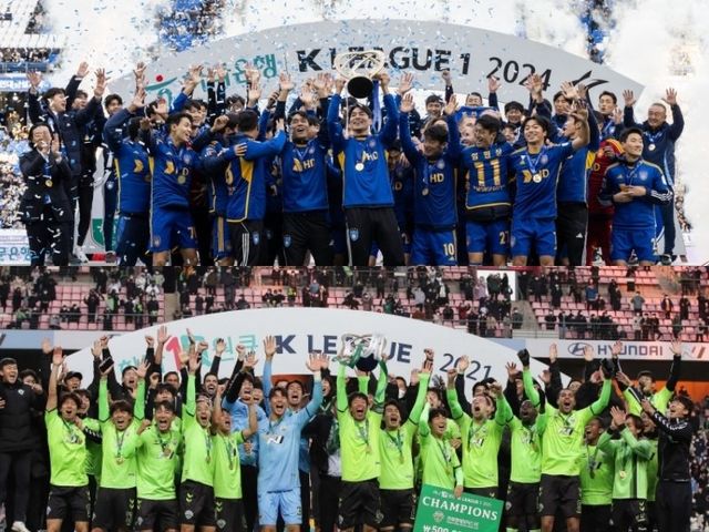 역대 가장 빠른 시기에 개막하는 2025시즌은 4연패를 노리는 울산 HD(위) 이외에 10번째 타이틀을 노리는 ‘가문 라이벌’ 전북 현대, 적극적인 전력 보강을 단행한 FC서울과 대전하나시티즌 등이 맞물려 K리그 ‘춘추전국시대’를 열 전망이다. 사진제공｜한국프로축구연맹