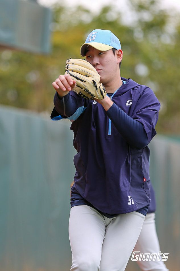 롯데 나승엽은 중장거리형 1루수 표본으로 거듭나기 위해 노력 중이다. 나승엽이 대만 타이난 스프링캠프 도중 내야 수비 훈련을 하고 있다. 사진제공｜롯데 자이언츠
