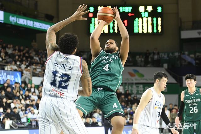 DB 오마리 스펠맨이 13일 원주종합체육관에서 열린 KCC와 경기에서 중거리슛을 시도하고 있다. 이날 데뷔전을 치른 스펠맨은 3점슛 5개 포함 18점으로 DB를 5연패에서 건져냈다. 사진제공｜KBL