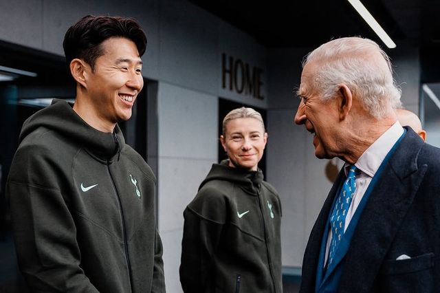 토트넘 주장 손흥민(왼쪽)이 12일(한국시간) 런던 토트넘 홋스퍼 스타디움에서 찰스 3세 영국 국왕과 만나 대화를 나누며 미소짓고 있다. 사진출처｜토트넘 SNS