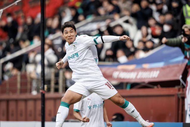 대전하나 주민규가 15일 포항스틸야드에서 열린 포항과 2025시즌 K리그1 공식 개막전에서 득점한 뒤 주먹을 불끈 쥐며 포효하고 있다. 사진제공｜한국프로축구연맹