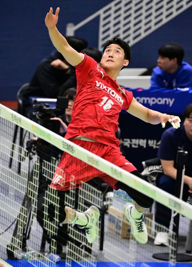 한국전력 김동영이 16일 수원체육관에서 펼쳐진 OK저축은행과 홈경기 도중 스파이크를 시도하고 있다. 한국전력은 김동영을 앞세워 6위를 사수했다. 사진제공｜KOVO