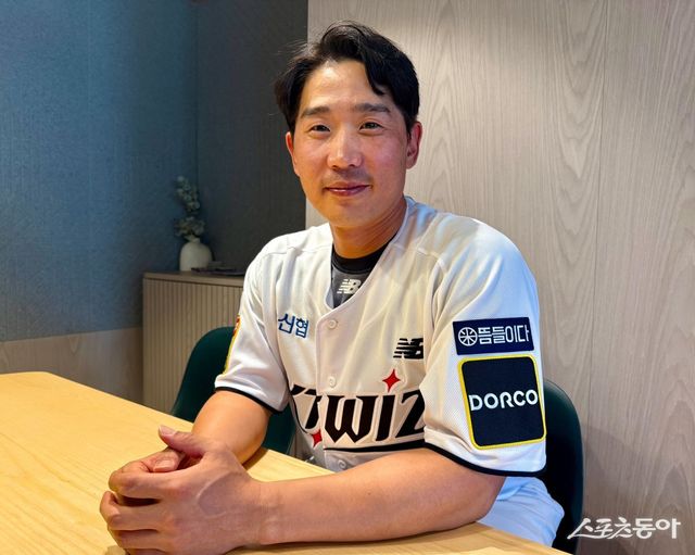 은퇴 후 지도자로 야구인생의 2막을 연 KT 박경수 QC코치는 “펑고가 제일 어렵다”며 혀를 내둘렀다. 많은 후배가 좀 더 성장하도록 돕고 싶은 마음이 커서다. 질롱(호주)｜김현세 기자 kkachi@donga.com