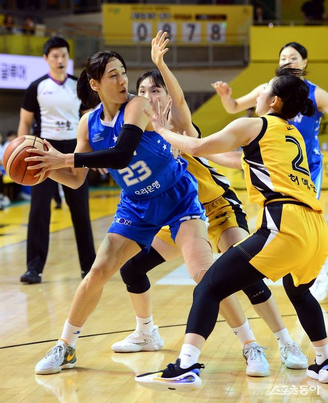 우리은행 김단비(왼쪽). 청주｜김민성 기자 marineboy@donga.com