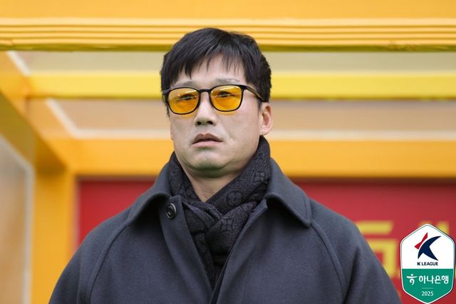 광주 이정효 감독이 15일 광주월드컵경기장에서 열린 수원FC와 ‘하나은행 K리그1 2025’ 홈 개막전 도중 그라운드를 바라보고 있다. 사진제공｜한국프로축구연맹