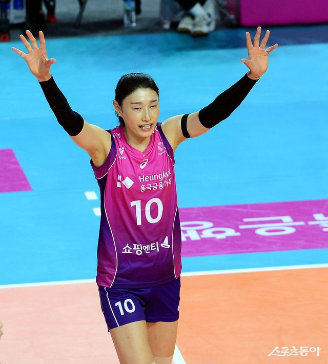 흥국생명 김연경이 최근 올 시즌 후 은퇴를 선언하면서 배구계 전체가 들썩이고 있다. V리그와 여자부 7개 구단의 수익, 마케팅에 적지 않게 기여한 그가 떠나면 인기 하락과 스폰서 유치의 어려움 등이 우려되기 때문이다. 스포츠동아DB