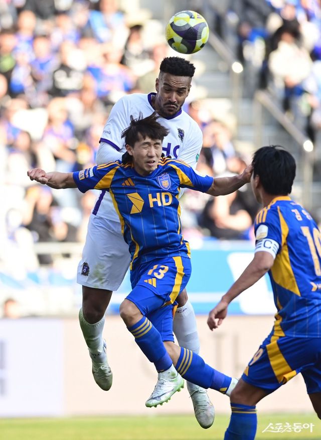 안양 모따(뒤)가 16일 울산문수경기장에서 열린 울산과 2025시즌 K리그1 개막전 원정경기 후반 추가시간 상대 수비수의 집중 견제를 피해 결승 헤더골을 터트리고 있다. 울산｜주현희 기자 teth1147@donga.com