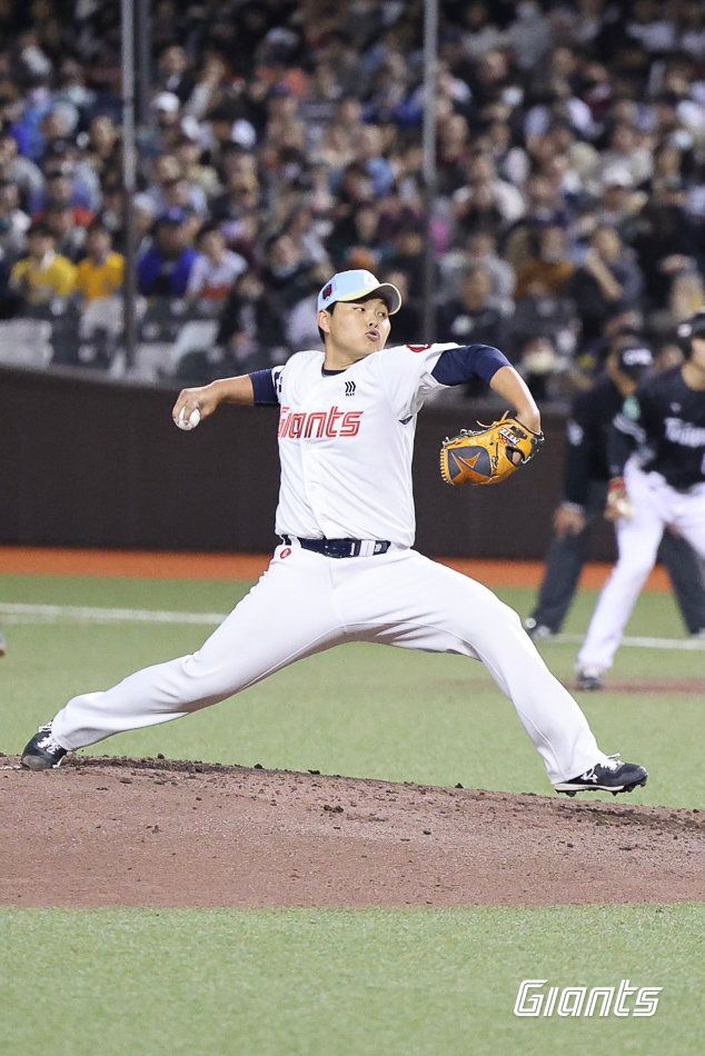 롯데는 12~13일 대만대표팀과 평가전에서 선발진 구축의 희망을 봤을까. 박진이 13일 타이베이돔 마운드에 올라 공을 던지고 있다. 사진제공｜롯데 자이언츠