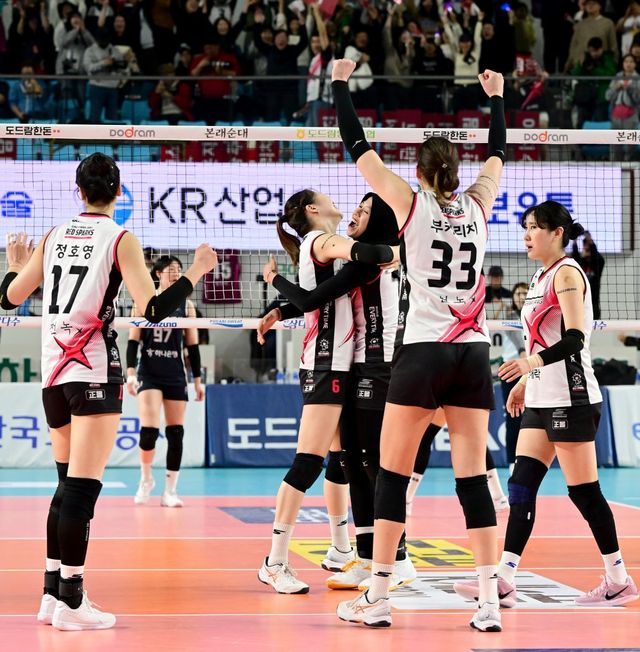 정관장 선수들이 15일 김천체육관에서 열린 한국도로공사와 원정경기에서 풀세트 접전 끝에 3연승을 거둔 뒤 기뻐하고 있다. 사진제공｜KOVO