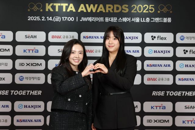 전지희(왼쪽)가 14일 서울 JW메리어트 동대문스퀘어에서 열린 은퇴 기자회견에서 여자복식 파트너 신유빈과 기념촬영을 하고 있다. 2008년 중국을 떠나 한국 땅을 밟은 그는 지난해 8월 2024파리올림픽에서 염원했던 메달을 거머쥔 덕분에 웃으면서 라켓을 내려놓았다. 사진제공｜대한탁구협회