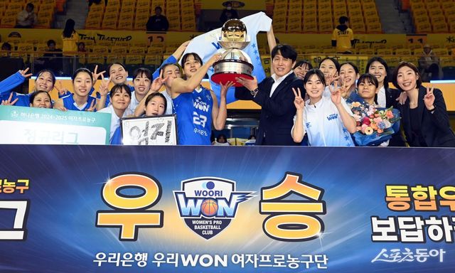 정규리그 우승 세리머니를 하고 있는 우리은행 선수들. 청주｜김민성 기자 marineboy@donga.com