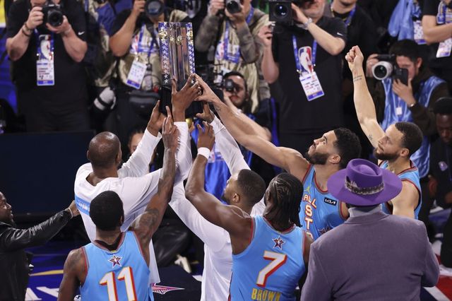 팀 OG 선수들이&nbsp;17일(한국시간) 체이스센터에서 펼쳐진 2024~2025시즌 NBA 올스타전에서 우승한 뒤 트로피를 함께 들어 올리고 있다. 샌프란시스코(미 캘리포니아주)｜AP뉴시스