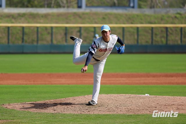 지난해 오른쪽 팔꿈치 인대재건수술을 받은 롯데 이민석이 16일 대만 타이난 아시아-태평양국제야구훈련센터 마운드에 올라 힘차게 투구하고 있다. 사진제공｜롯데 자이언츠