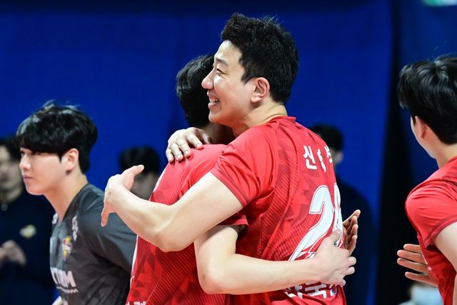 한국전력 미들블로커 신영석은 16일 수원체육관에서 벌어진 OK저축은행과 홈경기에서 V리그 남자부 최초 개인통산 1300블로킹을 달성했다. 사진제공­｜KOVO