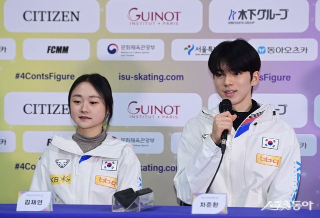 여자싱글 김채연과 남자싱글 차준환이 18일 서울 목동종합운동장 목동아이스링크에서 열린 ‘4대륙 피겨스케이팅 선수권대회’ 미디어데이에서 취재진의 질문에 답하고 있다. 목동｜주현희 기자 teth1147@donga.com