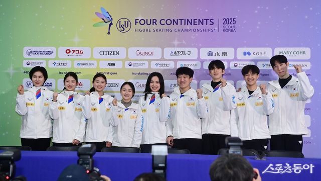 안나영 빙상연맹 심판 겸 교수, 여자싱글 이해인, 윤아선, 이해인, 아이스댄스 임해나, 권예, 남자싱글 차준환, 김현겸, 이시형(왼쪽부터)이 18일 서울 목동종합운동장 목동아이스링크에서 열린 ‘4대륙 피겨스케이팅 선수권대회’ 미디어데이에서 기념 촬영을 하고 있다. 목동｜주현희 기자 teth1147@donga.com