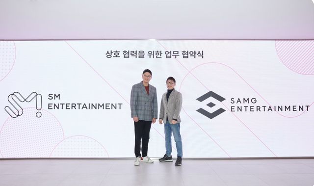 SM엔터테인먼트 탁영준 공동대표와 SAMG엔터테인먼트 김수훈 대표(왼쪽부터). 사진제공|SM엔터테인먼트