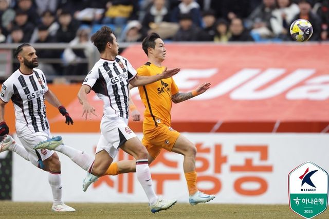 서울 김주성(가운데)과 야잔(왼쪽)이 15일 제주월드컵경기장에서 열린 제주와 ‘하나은행 K리그1 2025’ 1라운드 원정경기 도중 상대 박동진과 공을 쫓고 있다. 0-2로 패한 서울은 2시즌 연속 개막전 0-2 패배를 안았다. 사진제공｜한국프로축구연맹