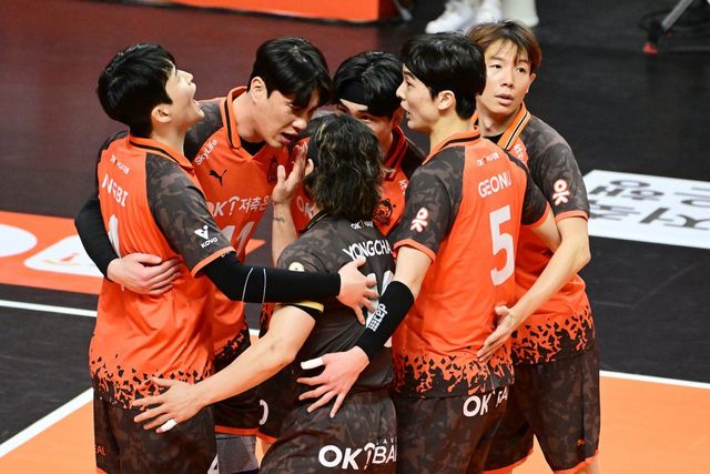 OK저축은행은 지난 시즌 오기노 감독 부임과 함께 KOVO컵 우승, 챔피언 결정전 준우승을 차지하며 승승장구했다. 그러나 올 시즌에는 최하위로 추락해 우려를 사고 있다. 사진제공｜KOVO