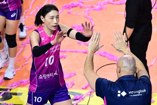 이번 시즌을 끝으로 은퇴를 선언한 흥국생명 김연경(왼쪽)을 볼 시간이 점점 줄고 있다. 흥국생명이 잘할수록 그의 은퇴 시계는 빨라진다. 사진제공｜KOVO