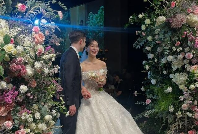 전 피겨스케이팅 국가대표 박소연(오른쪽)이 16일 우즈베키스탄 전 피겨 국가대표 미샤 지와의 결혼식에서 활짝 웃고 있다. 사진출처 ㅣ 민유라 SNS