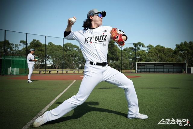 KT 최동환이 호주 질롱 베이스볼센터에서 투구 훈련을 하고 있다. 사진제공｜KT 위즈