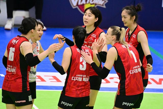 페퍼저축은행 선수들이 14일 수원체육관에서 벌어진 현대건설과 ‘도드람 2024~2025 V리그’ 여자부 정규리그 5라운드 원정경기에서 세트스코어 0-3으로 패한 뒤 아쉬워하고 있다. 사진제공｜KOVO