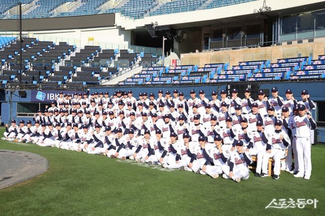지난달 창단기념식 때 단체사진을 촬영한 두산 선수단. 사진제공｜두산 베어스