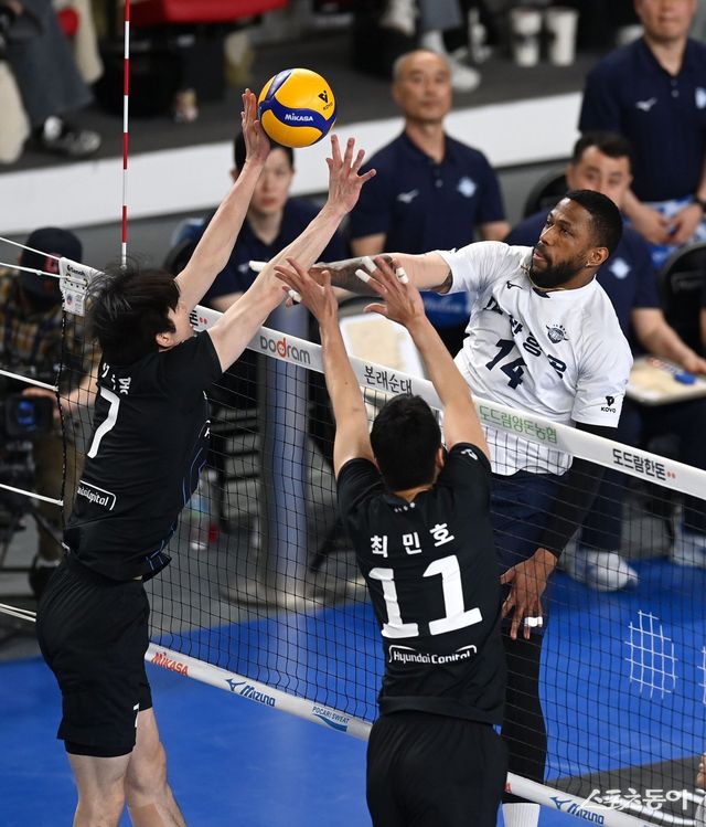 대한항공 요스바니(오른쪽)가 18일 천안유관순체육관에서 열린 V리그 남자부 원정경기에서 현대캐피탈 블로커 사이로 스파이크 공격을 하고 있다. 천안 | 김종원 기자 won@donga.com