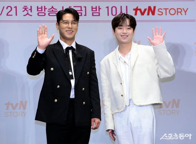 4일 서울 라마다서울신도림호텔에서 tvN STORY ‘잘생긴 트롯’ 제작발표회가 열렸다. MC를 맡은 가수 장민호와 이찬원이 카메라를 향해 포즈를 취하고 있다.