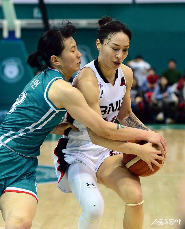 BNK 김소니아(오른쪽)가 19일 부천체육관에서 열린 ‘하나은행 2024-2025 여자프로농구’ 정규리그 6라운드 하나은행과 원정경기 도중 정현과 볼을 다투고 있다. 부천｜김민성 기자 marineboy@donga.com