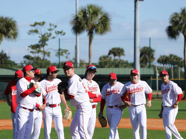 미국 플로리다주 베로비치에 차려진 1군 스프링캠프에서 수비훈련을 진행하는 SSG 투수들. 사진제공｜SSG 랜더스
