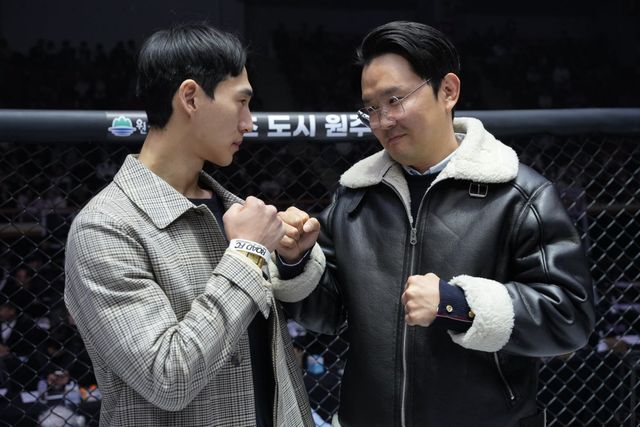 윤형빈(오른쪽)과 밴쯔가 지난해 12월 29일 원주치악체육관에서 열린 ‘굽네 로드FC 071’에서 함께 케이지에 올라 ‘페이스 오프’를 진행하는 모습. 둘은 6월 28일 장충체육관에서 개최될 ‘굽네 로드FC 073’에서 격투기 대결을 펼친다. 사진제공｜로드FC