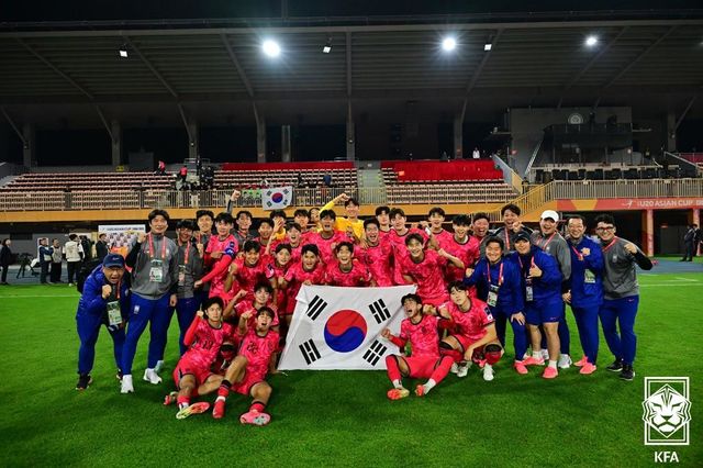 이창원 감독이 이끄는 U-20 대표팀이 17일 중국 선전 유소년축구트레이닝베이스에서 열린 태국과 2025 U-20 아시안컵 조별리그 D조 2차전을 4-1 승리로 마친 뒤 기념촬영을 하고 있다. 사진제공｜대한축구협회