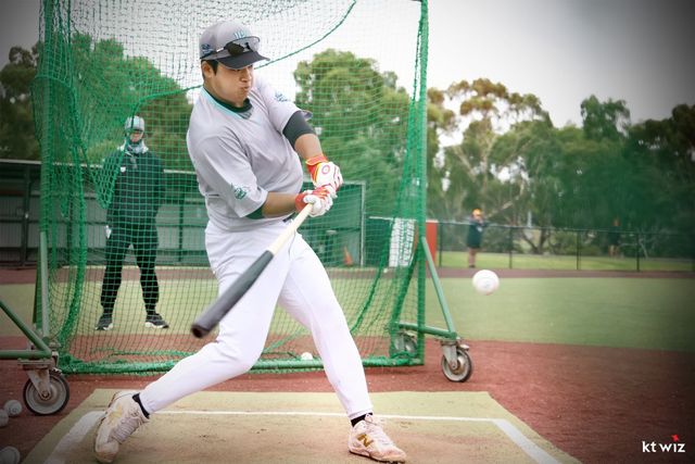 KT 강민성이 호주 질롱 베이스볼센터에서 타격훈련을 하고 있다. 강민성은 스프링캠프 기간 주 포지션인 3루는 물론 2루까지 소화하고 있다. 사진제공｜KT 위즈