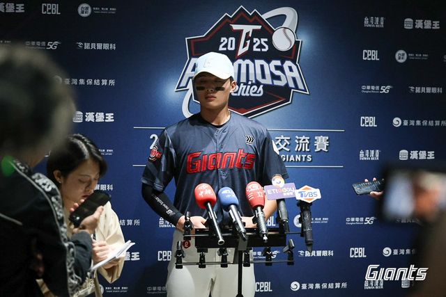 롯데 윤동희가 12일 대만 타이베이돔에서 대만대표팀과 평가전을 마친 뒤 현지 언론과 인터뷰하고 있다. 사진제공｜롯데 자이언츠