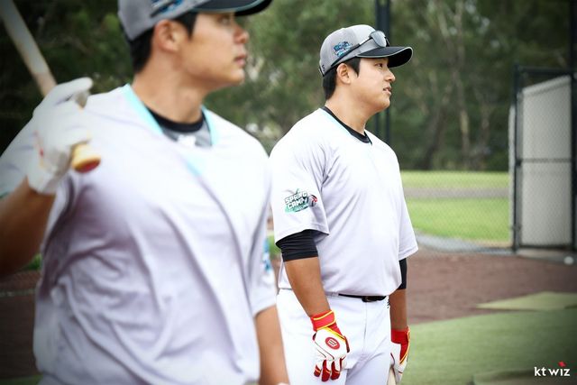 KT 강민성(오른쪽)이 호주 질롱 베이스볼센터에서 훈련 도중 권동진과 타격 순서를 기다리고 있다. 사진제공｜KT 위즈