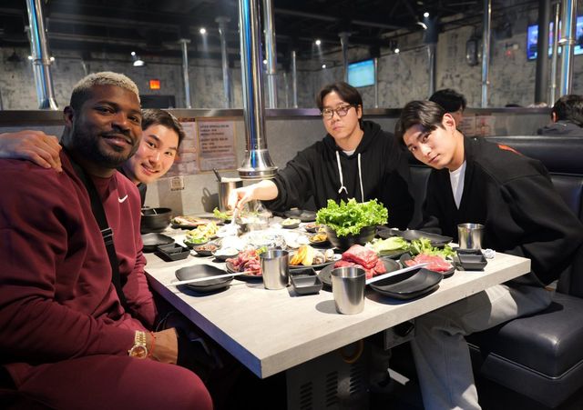 샌프란시스코 이정후가 키움 시절 함께했던 동료 김재현, 임지열, 야시엘 푸이그(오른쪽부터)와 회식을 하며 기념촬영을 하고 있다. 사진제공｜키움 히어로즈