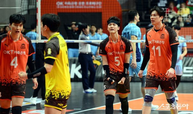 OK저축은행 김건우(5번)가 2일 안산상록수체육관에서 열린 우리카드와 홈경기 도중 득점한 뒤 기뻐하고 있다. 안산｜김민성 기자 marineboy@donga.com