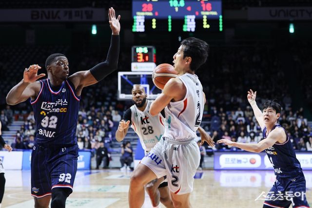 KT 허훈(가운데)이 2일 사직체육관에서 열린 KCC와 원정경기 도중 캐디 라렌(왼쪽)이 다가오자 동료에게 패스하고 있다. 22점을 몰아친 허훈 등 외곽포가 모처럼 활발하게 터진 KT가 KCC를 꺾었다. 사진제공｜KBL