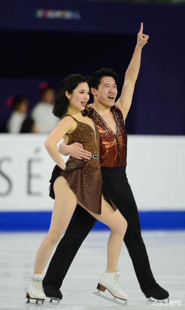 아이스댄스 임해나(왼쪽) 권예가 20일 서울 목동종합운동장 목동아이스링크에서 열린 ‘2025 ISU 4대륙피겨스케이팅선수권대회’ 아이스댄스 리듬댄스에서 연기를 펼치고 있다. 목동｜주현희 기자 teth1147@donga.com