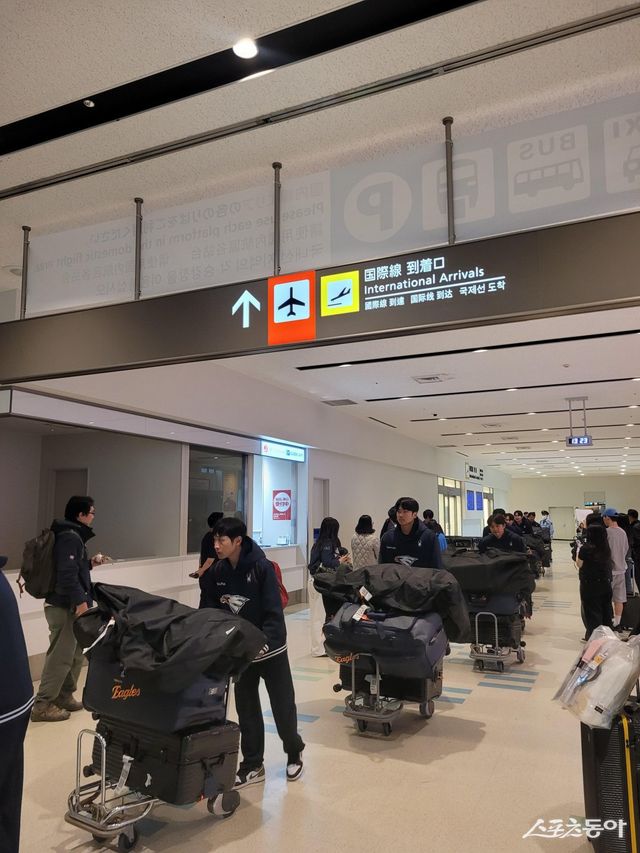 한화 선수단이 20일 오후 일본 오키나와 나하국제공항을 통해 입국하고 있다. 호주 멜버른에서 1차 캠프를 진행한 한화는 일본 오키나와로 무대를 옮겨 2차 캠프를 실시한다. 국내외 팀과 연습경기를 통해 실전 감각을 끌어올릴 예정이다. 오키나와｜장은상 기자 award@dong.com