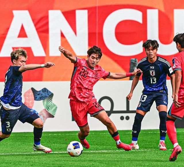 U-20 대표팀 윙어 윤도영(가운데)이 20일 중국 선전 룽화문화체육센터에서 열린 일본과 아시안컵 조별리그 D조 최종 3차전 도중 상대 수비진 사이에서 돌파를 시도하고 있다. 사진출처｜KFA SNS