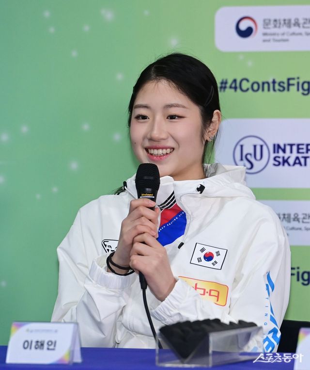여자 싱글 이해인이 18일 목동아이스링크에서 열린 2025 4대륙 피겨선수권대회 미디어데이에서 인사말을 하고 있다. 목동｜주현희 기자 teth1147@donga.com