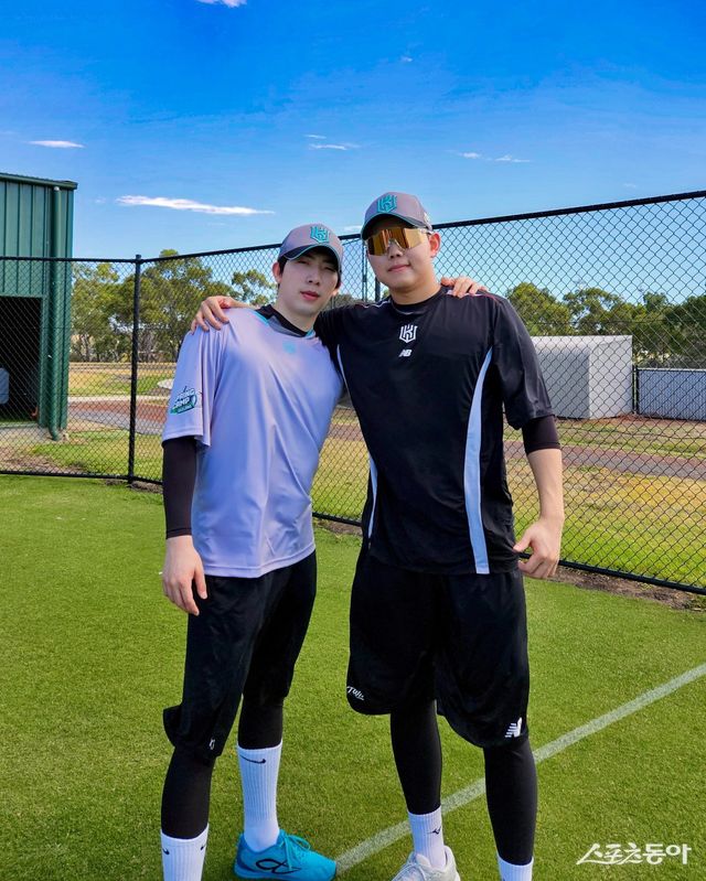 KT 오원석(왼쪽)과 소형준이 호주 질롱 베이스볼센터에서 훈련 도중 어깨동무를 하고 있다. 사진제공｜KT 위즈