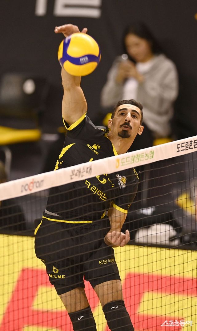 KB손해보험 야쿱은 최근 팀에 완전히 녹아들며 공수에서 팀을 지탱하고 있다. 지난해 5월 제주도에서 열린 아시아쿼터 트라이아웃에 초청받지도 못했지만, 라미레스 남자배구대표팀 감독의 적극적 추천으로 V리그에서 기회를 잡았다. 스포츠동아DB