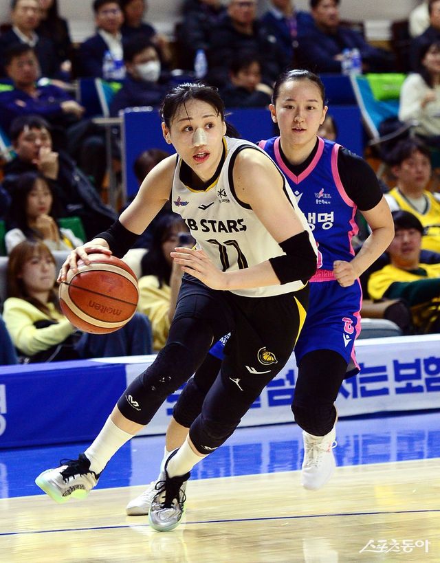 KB스타즈 강이슬(앞)이 20일 용인체육관에서 열린 삼성생명과 원정경기 도중 돌파를 시도하고 있다. 29점을 넣은 강이슬을 앞세운 KB스타즈가 삼성생명을 꺾고 정규리그 4위를 확정하며 PO행 막차 티켓을 따냈다. 용인｜김민성 기자 marineboy@donga.com