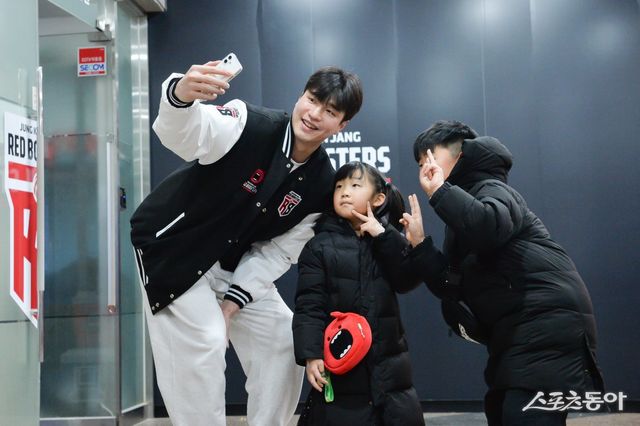 김종규(왼쪽)가 안양 정관장 어린이 팬과 사진 촬영을 하고 있다. 트레이드 이후로도 무릎 부상으로 정관장 데뷔전을 치르지 못한 그가 A매치 휴식기 이후 재개될 리그 경기에는 돌아올 수 있을지 궁금하다. 사진제공｜KBL