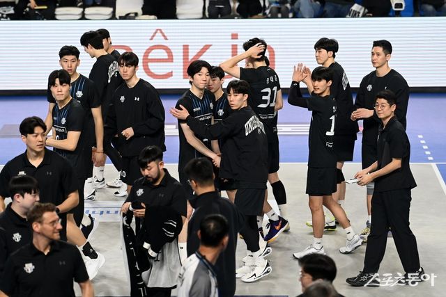 현대캐피탈 선수들이 18일 천안유관순체육관에서 열린 홈경기에서 대한항공에 져 정규리그 1위 확정이 미뤄지자 아쉬워하고 있다. 천안 | 김종원 기자 won@donga.com